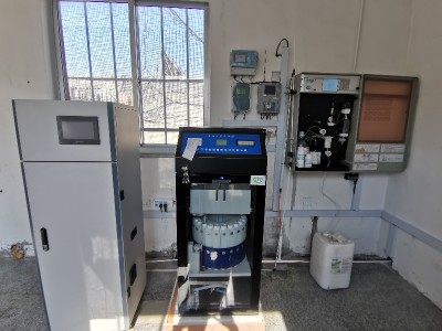 What are the effects of contamination of the sampling bucket and pipeline of a water sampler on the sample