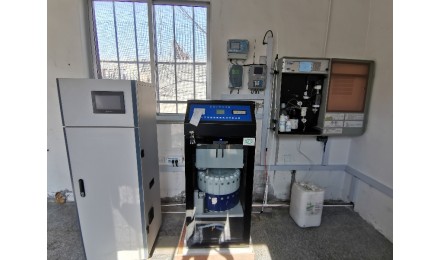 What are the effects of contamination of the sampling bucket and pipeline of a water sampler on the sample